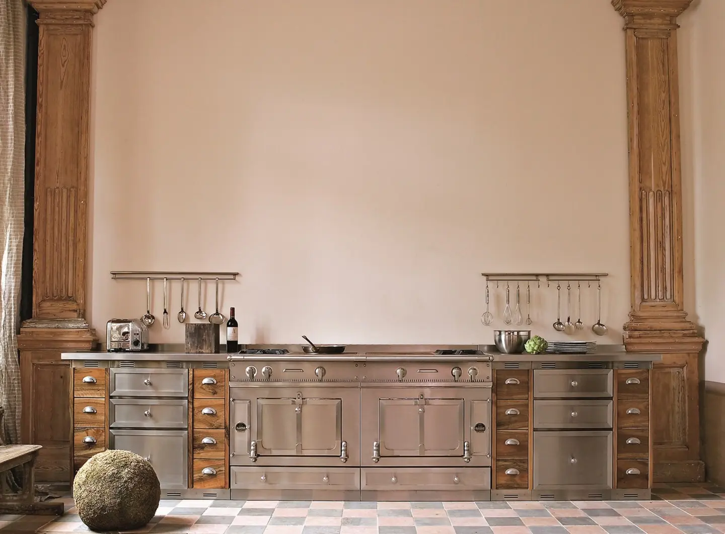 La Cornue - Château 150 in acciaio inox, con dettagli e corrimano in acciaio inox spazzolato, mobili Château.