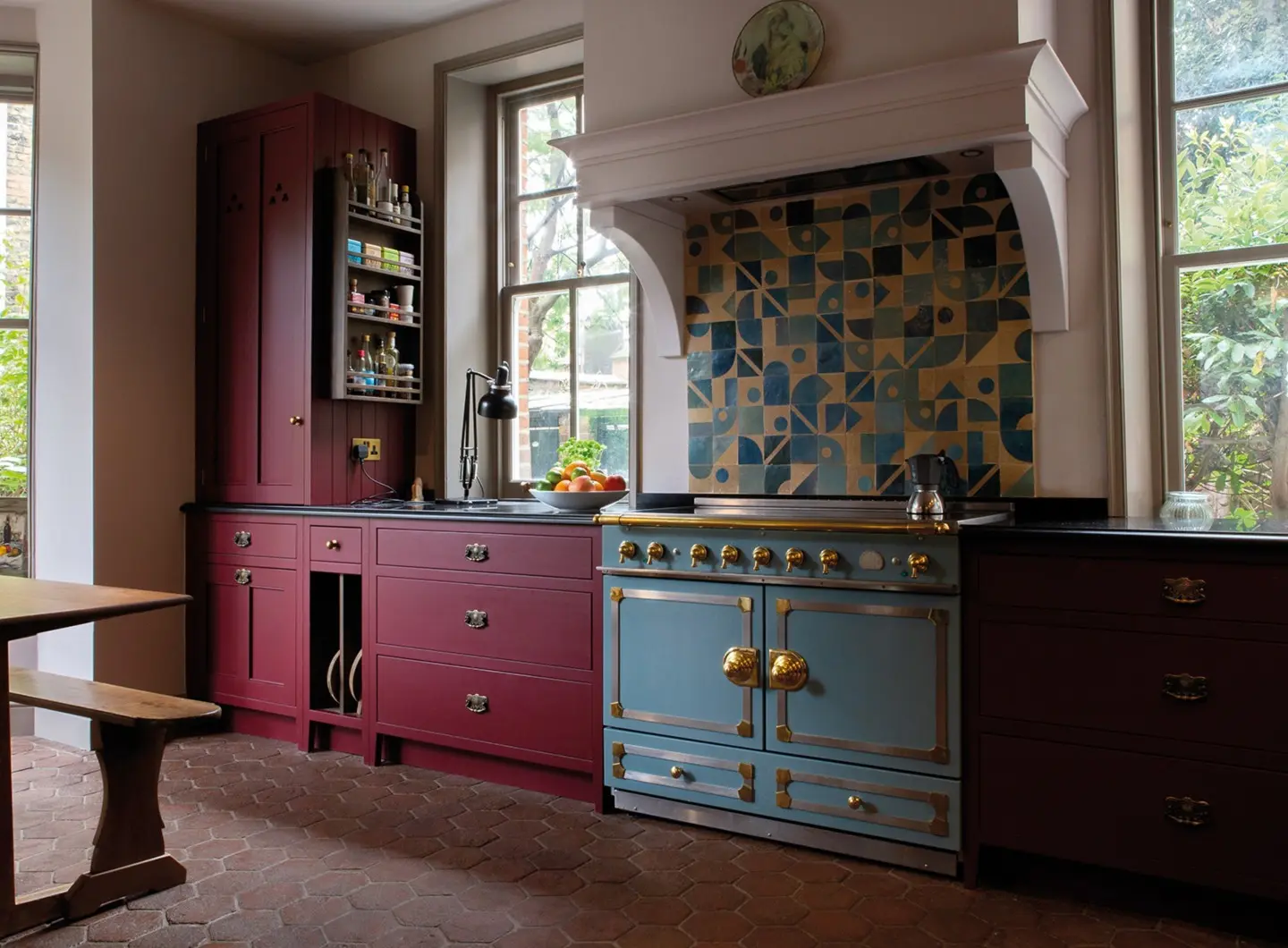 La Cornue - CornuFé 110 in Basilica, con finiture in acciaio inox spazzolato, dettagli e corrimano in ottone lucido