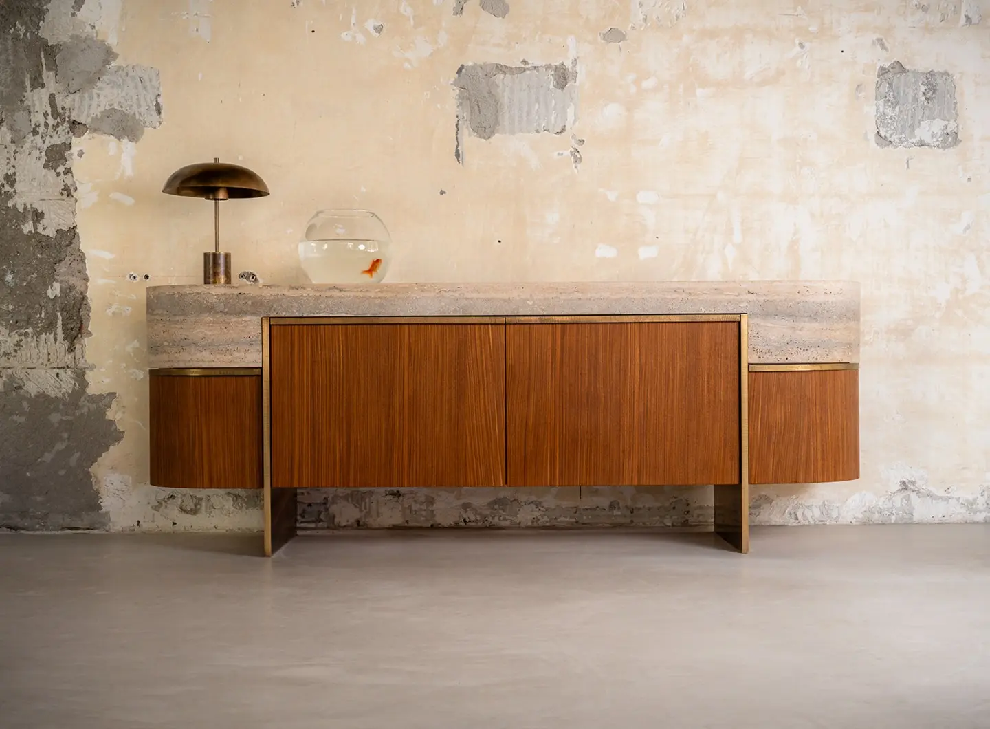 Mobile Priamo disegnato da Alvin Grassi unendo marmo con legno e metallo per Serafini