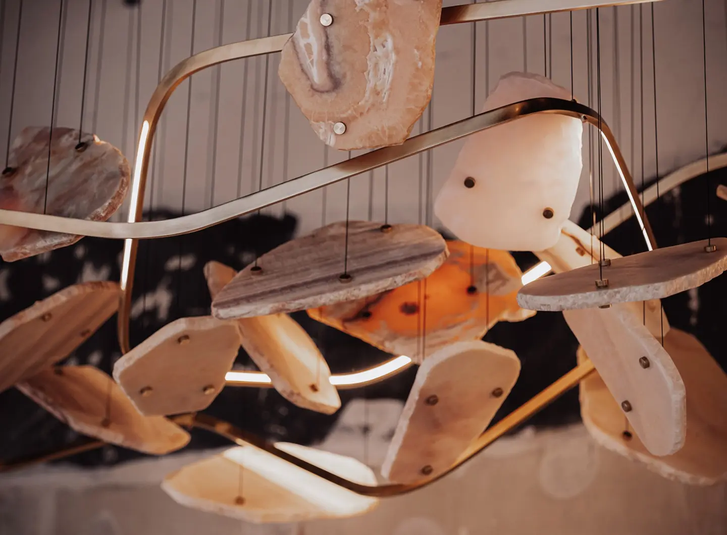 Lampadario disegnato da Morghen Studio per Serafini di design in marmo