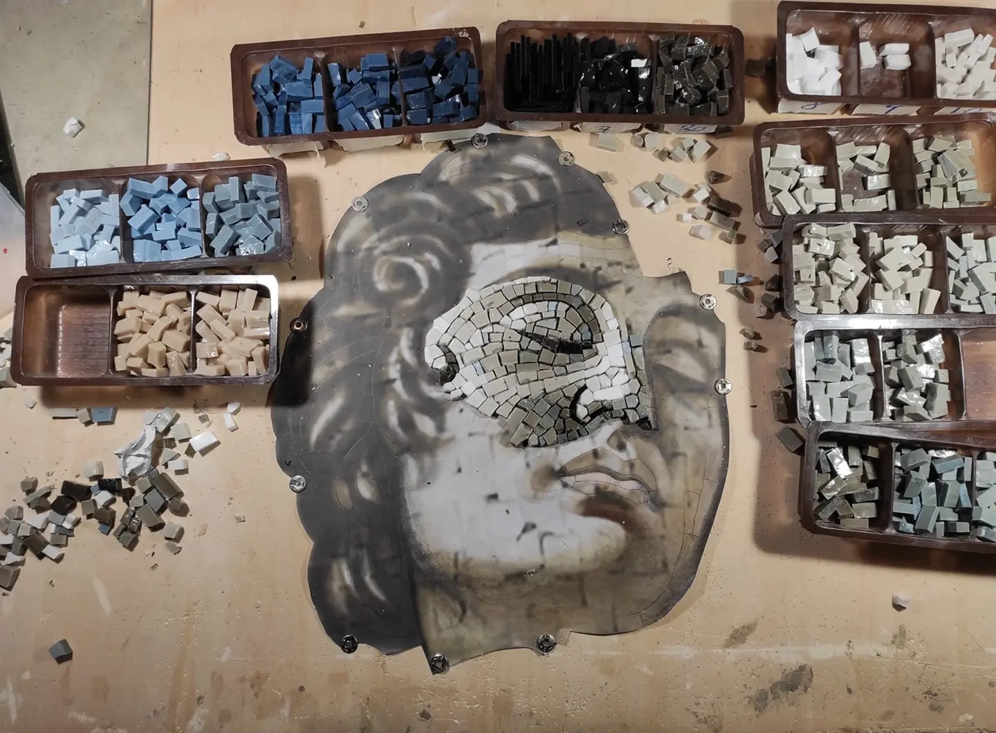 realizzazione di un volto in mosaico