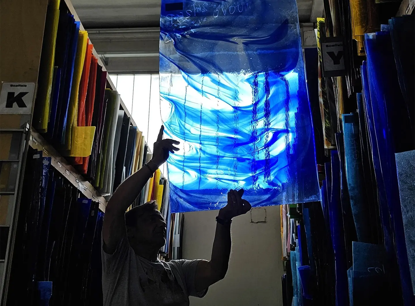 Lastra di vetro soffiato blu