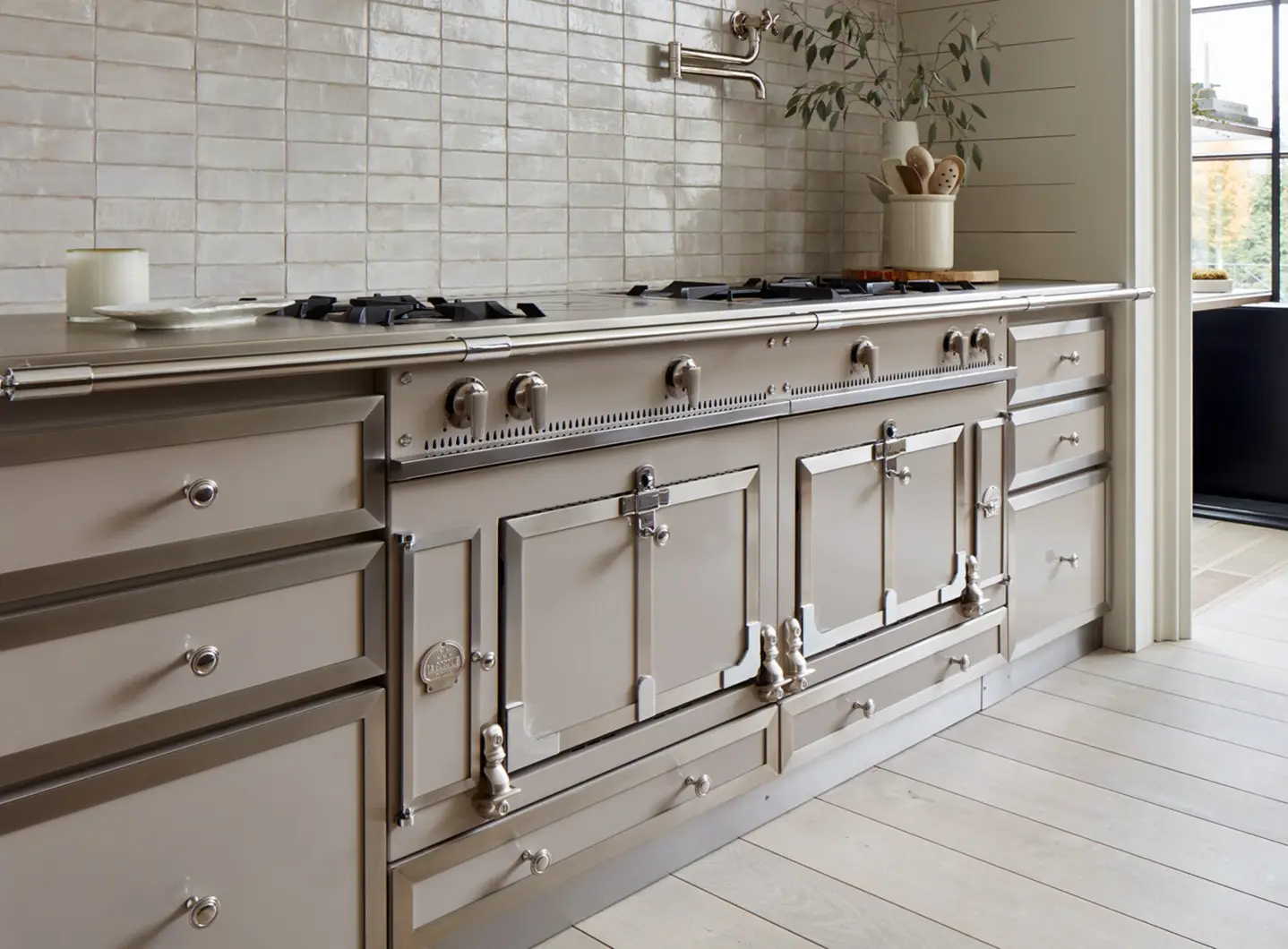 La Cornue - Château 150 in Greige, con finiture, dettagli e corrimano in acciaio inox spazzolato.