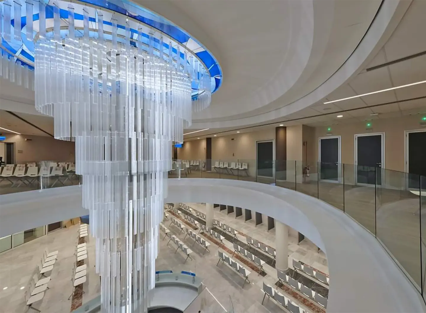 Grande lampadario in vetro soffiato