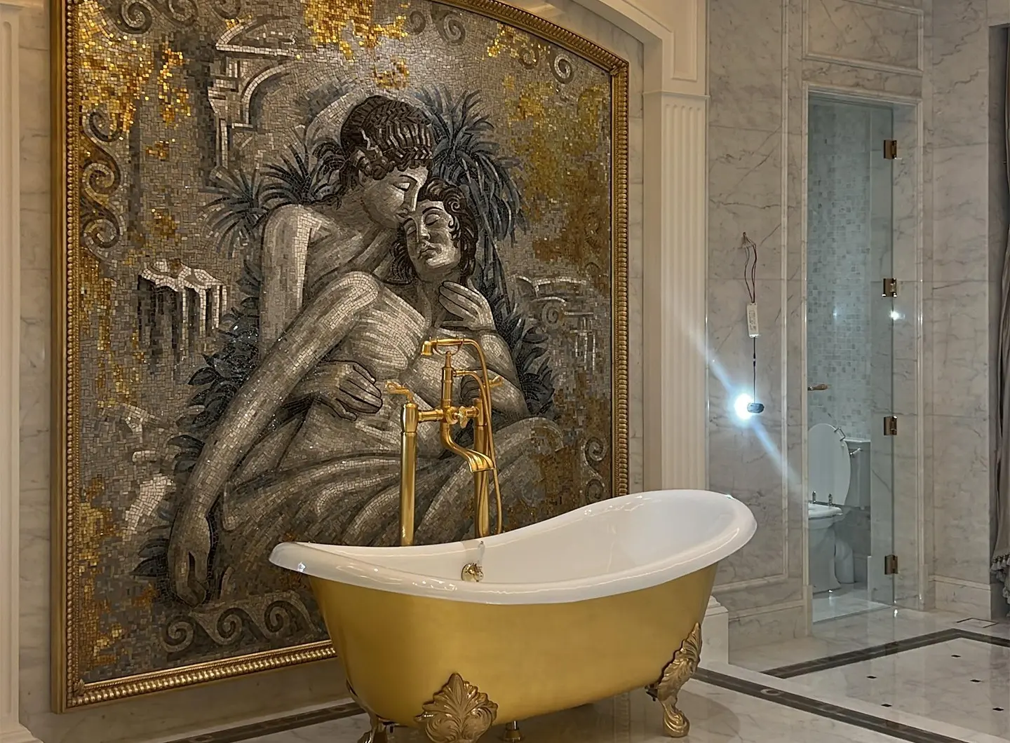 Parete in mosaico raffigurante due amanti