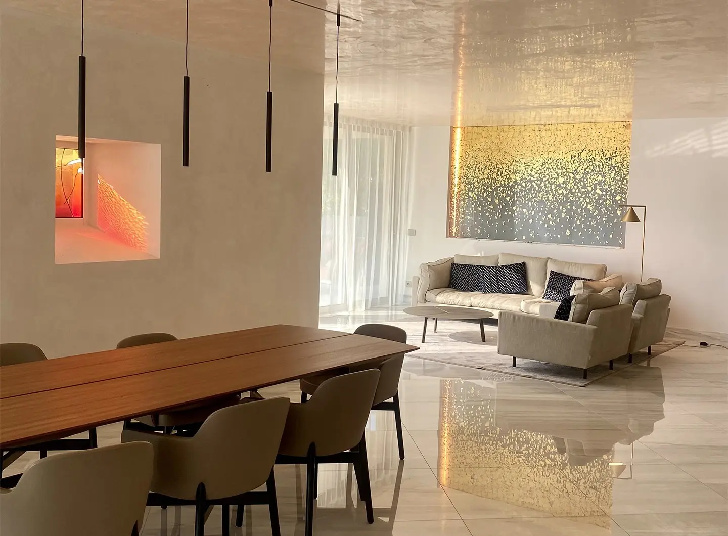 Vetrata moderna con decorazione in foglia oro