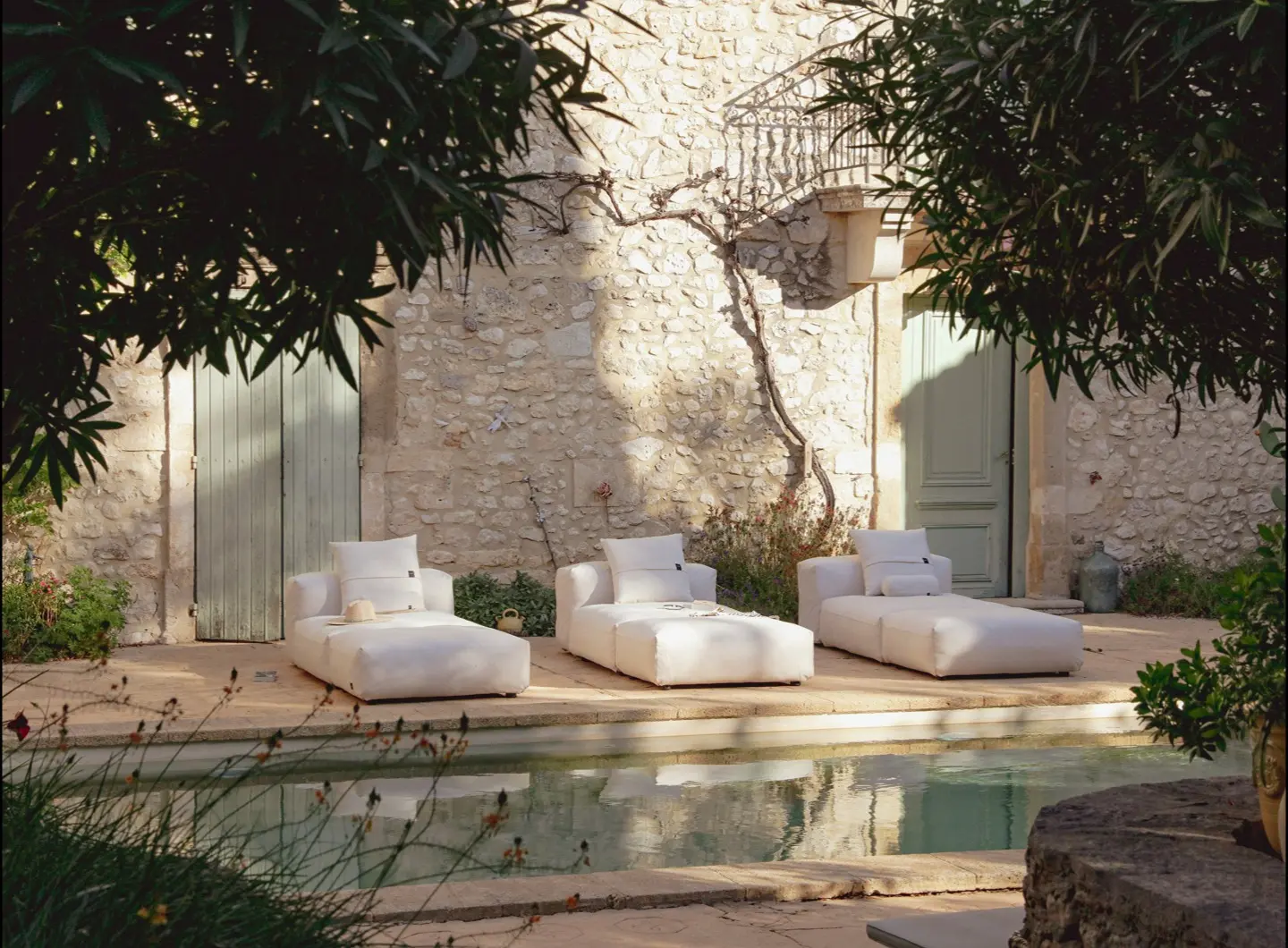 Un hotel con divani vetsak