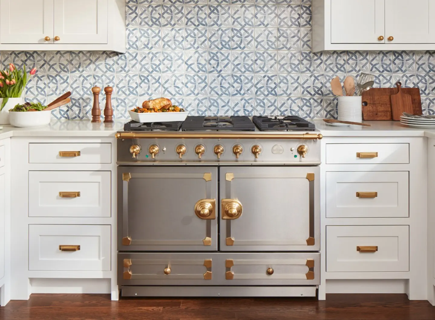 CornuFé 110 in acciaio inox, finiture in acciaio inox spazzolato, dettagli e corrimano in ottone lucido, piano cottura a gas.