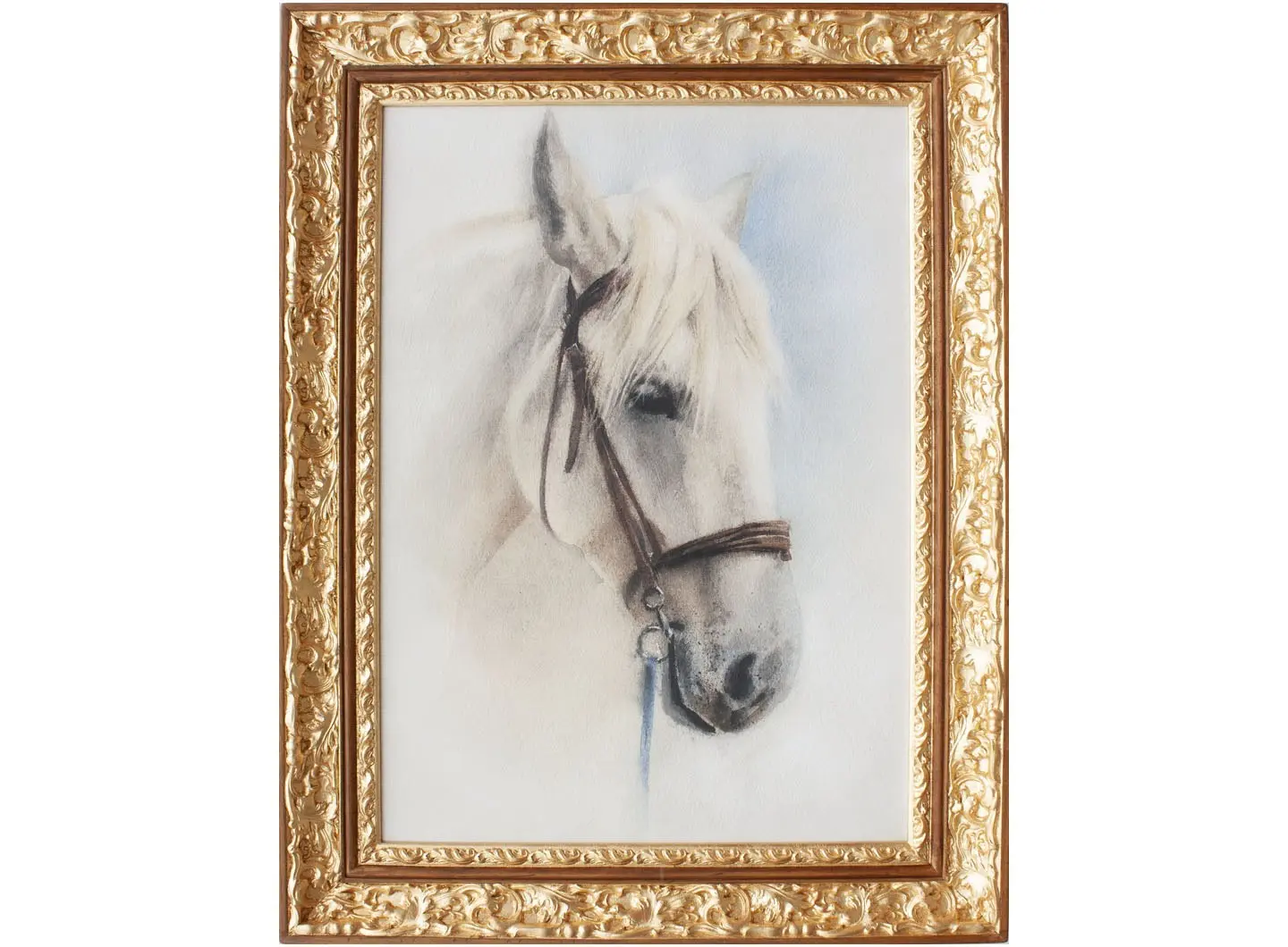 Cornice classica dorata con ricche decorazioni in rilievo che incornicia un elegante ritratto di cavallo. L'opera combina tradizione ornamentale e raffinatezza pittorica, diventando un elemento decorativo di grande impatto per ambienti di prestigio.