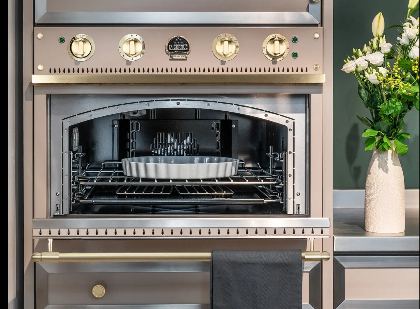 Tourelle built-in oven 75 in Greige, trims in brushed stainless steel, accents and handrail in varnished brushed brass