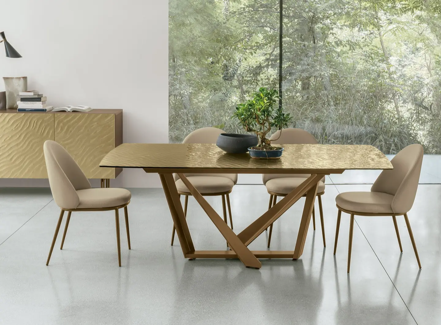 Tavolo fisso Priamo con basamento in metallo verniciato Terra 0139 e piano a botticella in vetro dune Oro 2861. Sedie: Tulipano SE1C5 Madia: Altea MA119