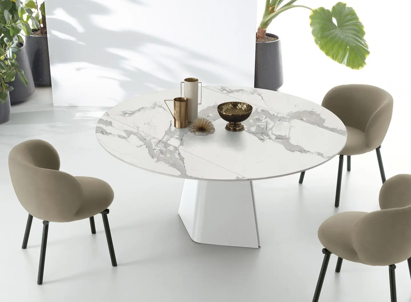 Tavolo TAY allungabile con basamento centrale in metallo verniciato Bianco 0108. Piano girevole semiautomatico a botticella che si trasforma in rotondo in gres porcellanato effetto marmo Carrara 3828. Sedie: Kyoto SE1B7