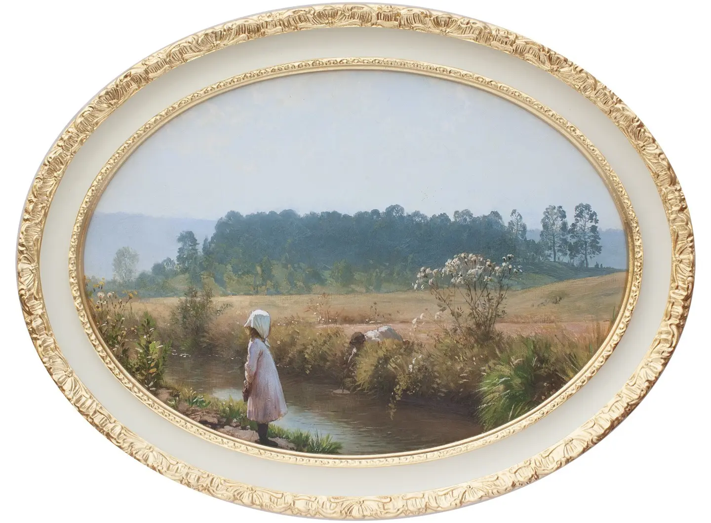 Cornice ovale decorativa realizzata in legno massello, finemente lavorata e dorata a foglia oro. La superficie presenta motivi ornamentali in rilievo che creano un effetto elegante e luminoso. All'interno della cornice è raffigurato un paesaggio naturale con un ruscello, vegetazione e una bambina in piedi sulla riva. L'insieme trasmette una sensazione di calma, armonia e raffinatezza classica.