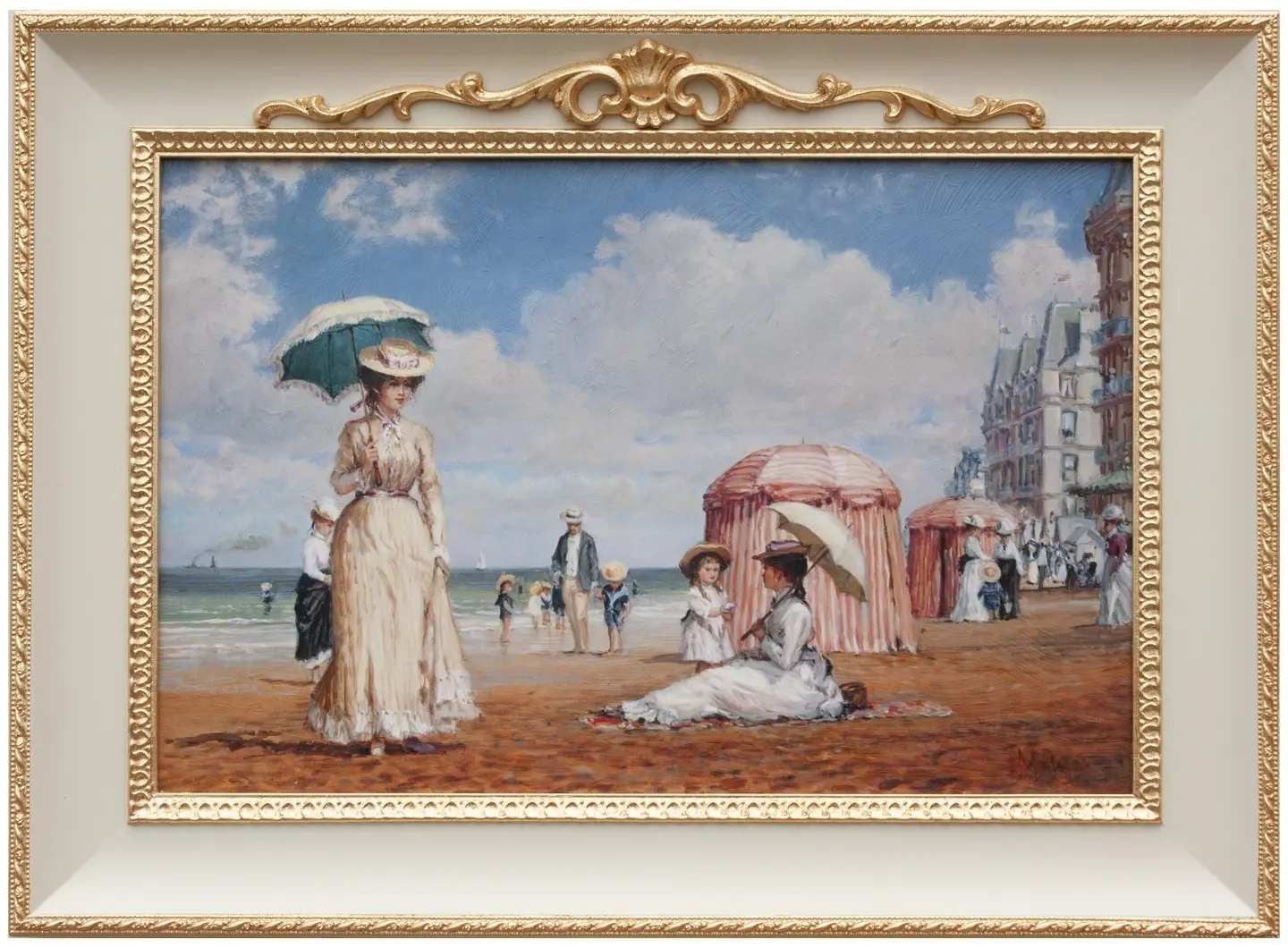 Cornice rettangolare con decorazioni dorate a foglia lungo il bordo e un ornamento centrale nella parte superiore. La doratura crea un effetto luminoso e raffinato che valorizza la struttura della cornice. All'interno è raffigurata una scena sulla spiaggia in stile ottocentesco, con donne e bambini vestiti in abiti chiari e cappelli, alcuni con ombrellini, mentre passeggiano o si riposano vicino al mare e a piccole tende da spiaggia. L'atmosfera è serena, luminosa e ricca di eleganza.