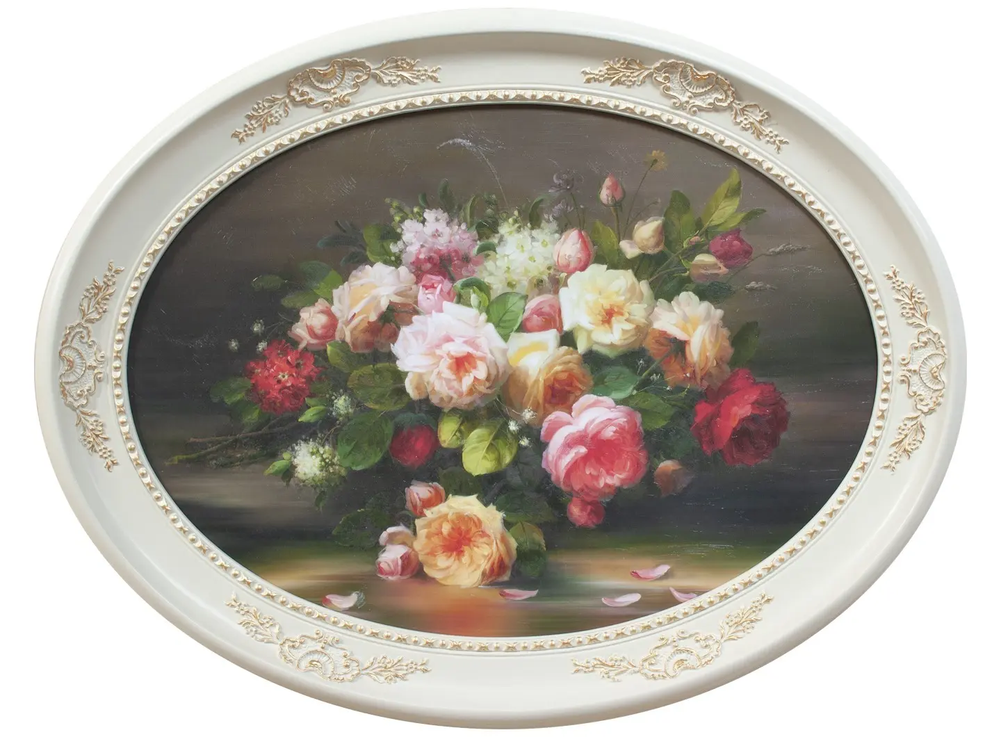 Cornice ovale in legno massello, solida ed armoniosa, lavorata artigianalmente con leggere decorazioni in rilievo dorate a foglia lungo il bordo. Al tatto risulta liscia, calda e consistente, trasmettendo qualità e naturalezza. Al centro è presente un'immagine floreale ricca e delicata, con fiori dai petali morbidi in tonalità chiare e vivaci. La cornice non è solo un contorno, ma un elemento protagonista che valorizza l'opera e aggiunge profondità ed eleganza insieme.