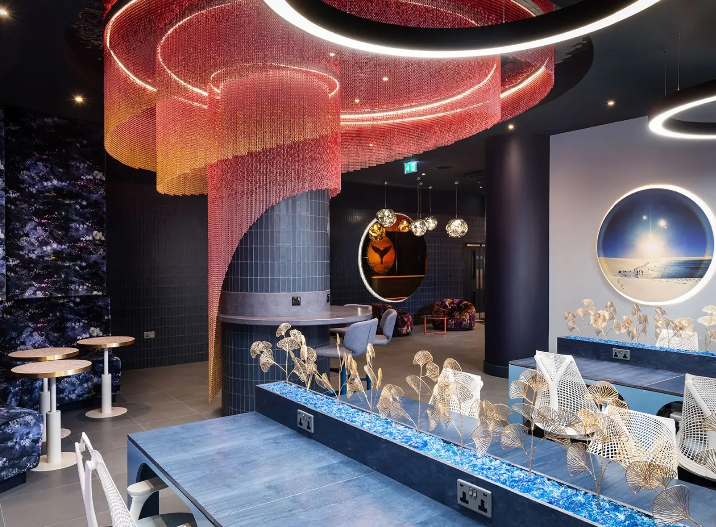 Installazione su misura di Kriskadecor presso gli appartamenti Kooky Redhill