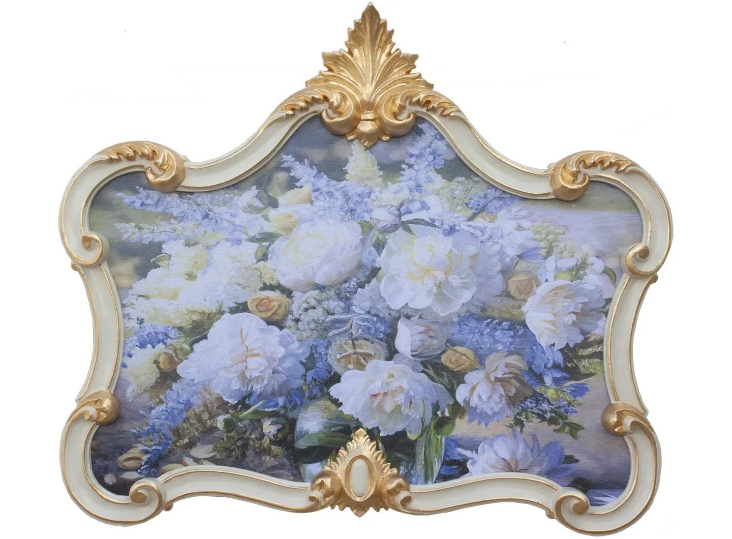 Cornice decorativa in legno, solida e finemente lavorata, con eleganti dettagli in rilievo e rifiniture in foglia oro. La forma è sinuosa e ornamentale, in stile classico, pensata per valorizzare e incorniciare immagini di pregio. Adatta per ambienti eleganti per creare un effetto raffinato e luminoso.