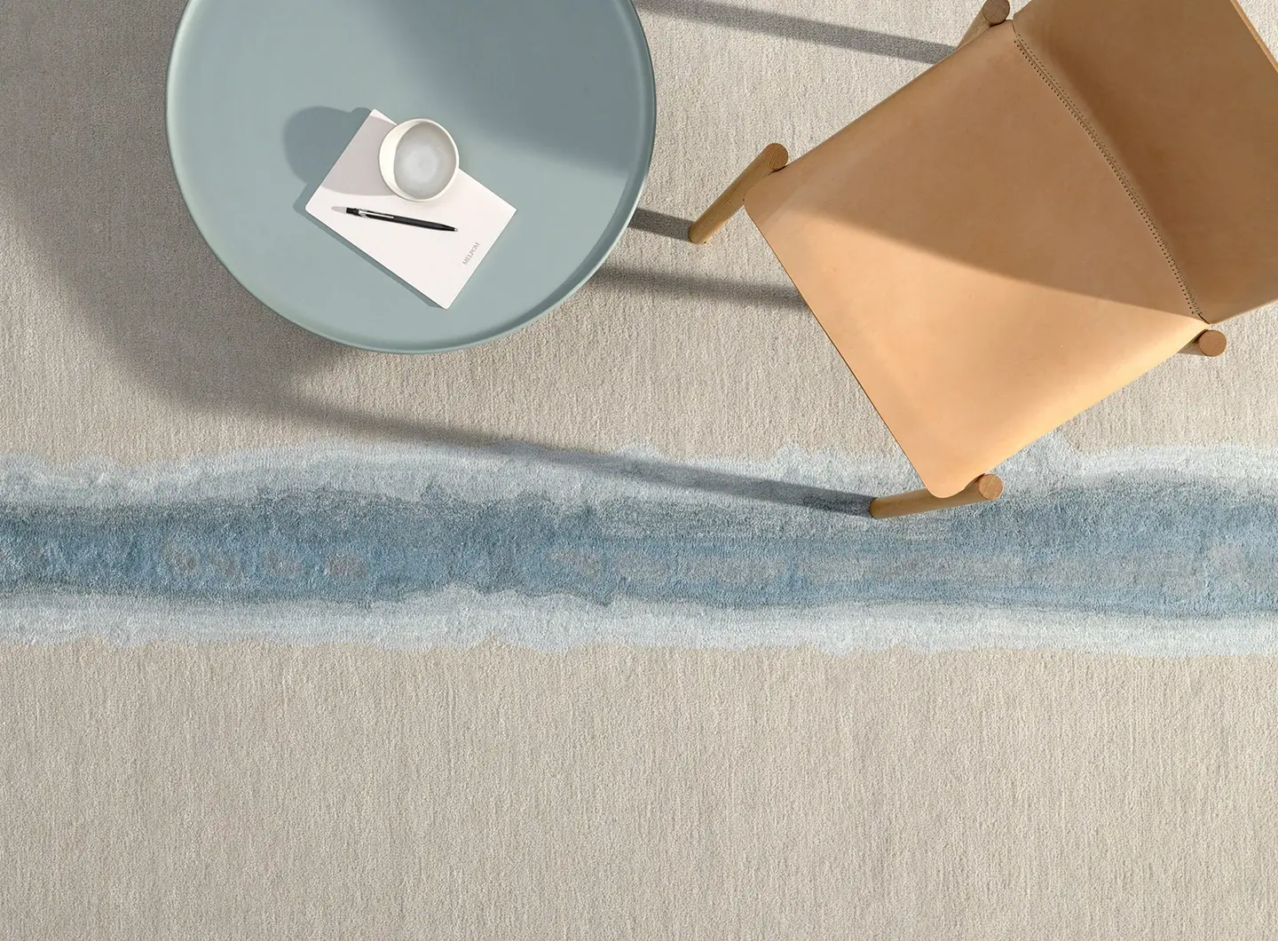 WATERS_ Tappeto indoor, Lana e viscosa | ISLAS_ Tavolino in-outdoor 100%alluminio riciclato