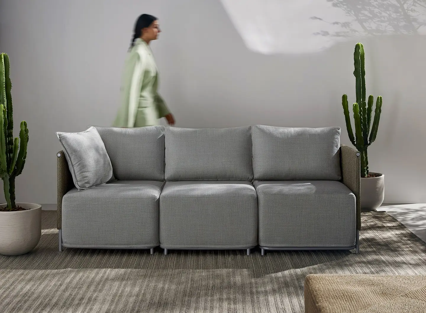 FOURSEASONS_ Sistema modulare di sedute outdoor, struttura acciaio INOX, rivestimenti PP | ANTIBES_ Tappeto outdoor, cucito a mano, 100% PP