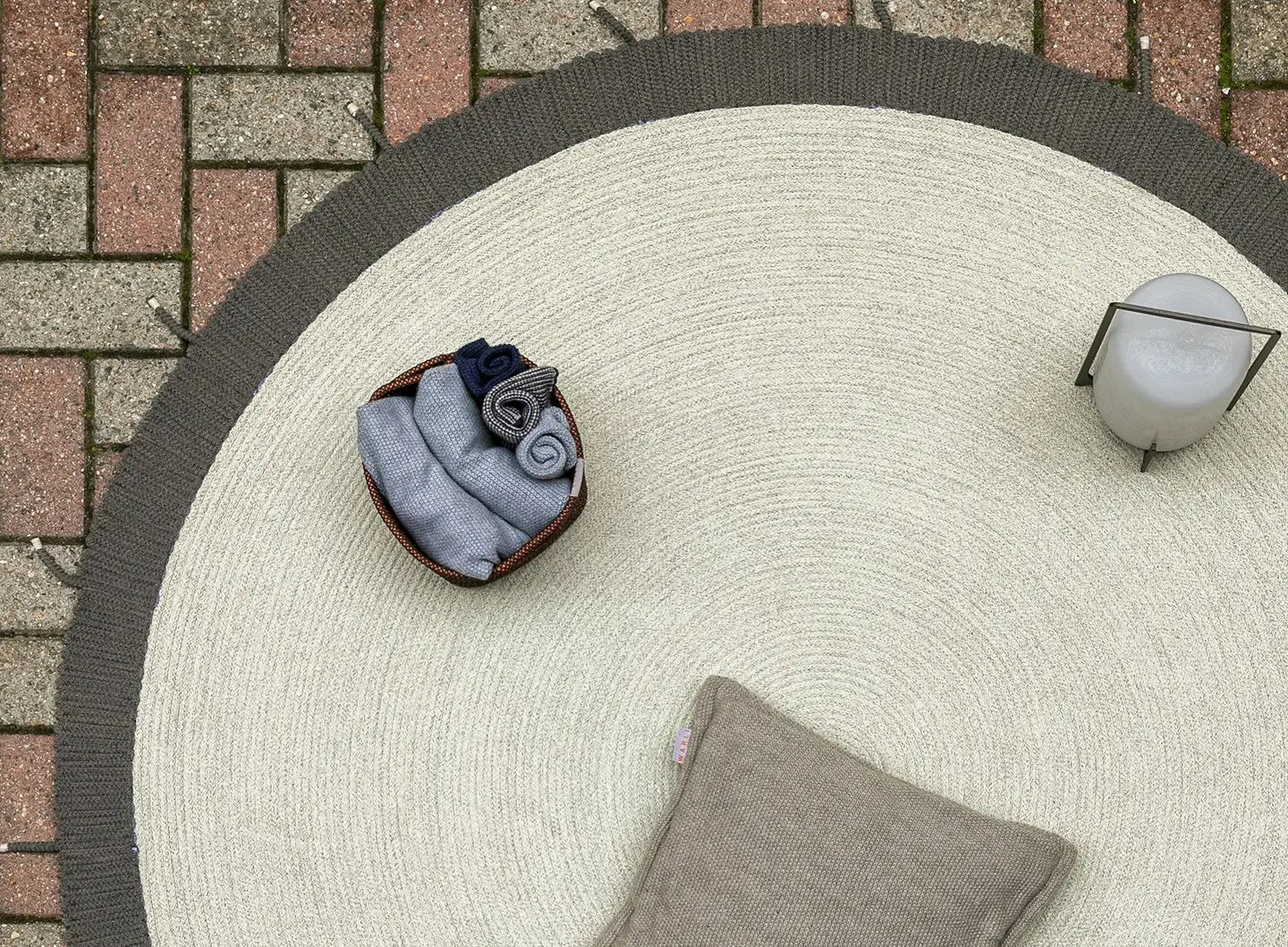 PLEIADI_ Tappeto outdoor, cucito a mano, 100% PP | TWILIGHT_ Lanterna Outdoor, Acciaio inox e vetro lavorato a mano