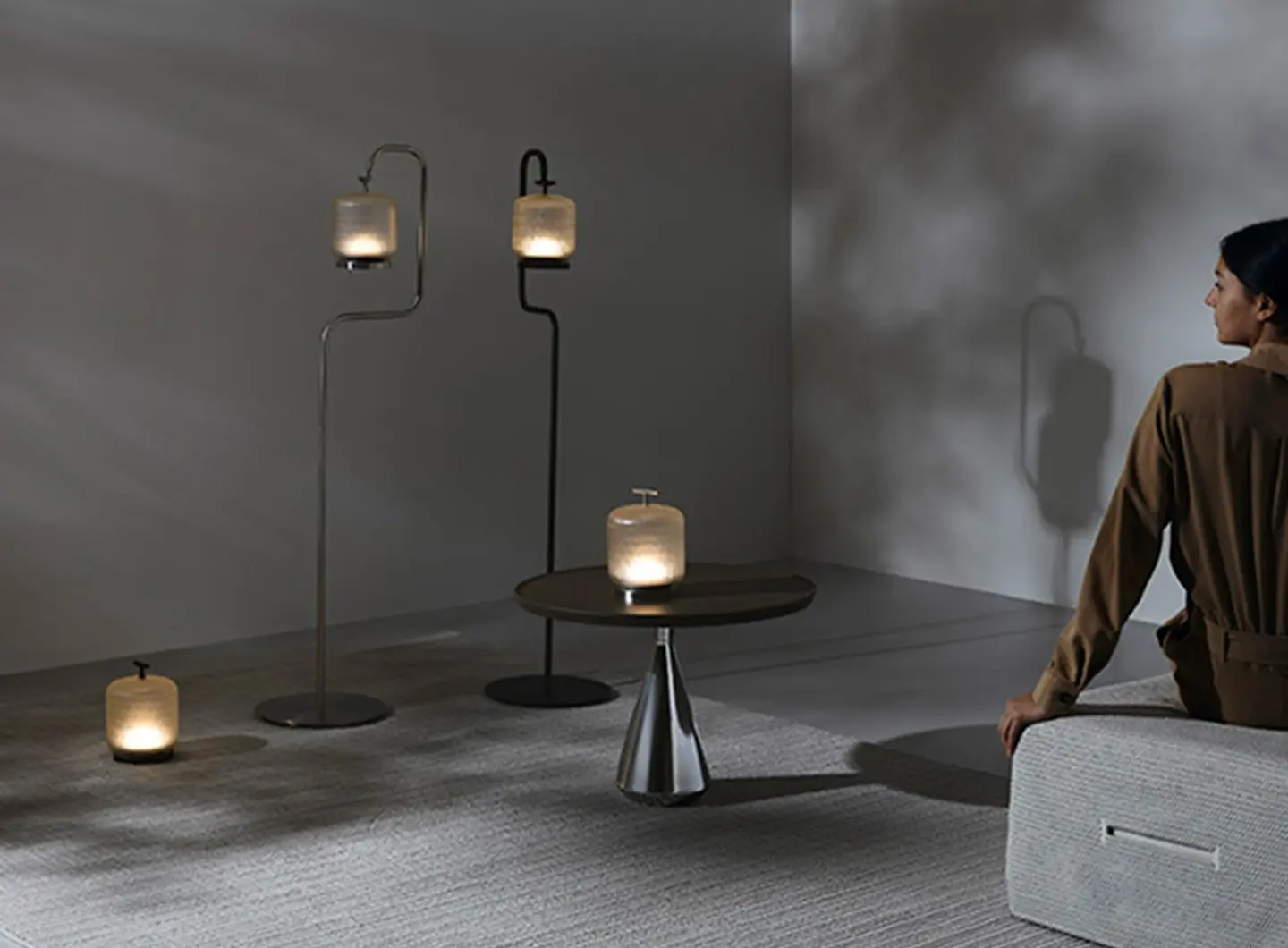  TWILIGHT S_ Lanterna da esterno, Acciaio inox e vetro lavorato a mano | ISLAS_ Tavolini outdoor, alluminio 100% riciclato MIRASOL_ Tappeto outdoor. 100% PP