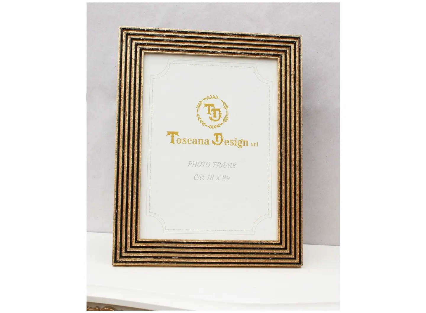 Elegant, sturdy, and high-quality solid wood photo frame. The surface is finished in black with hand-applied gold leaf details, creating a subtle contrast and luminous reflections. The design features multiple overlapping profiles, lending depth and a textured feel. Suitable for showcasing photographs or images in both classic and modern settings.