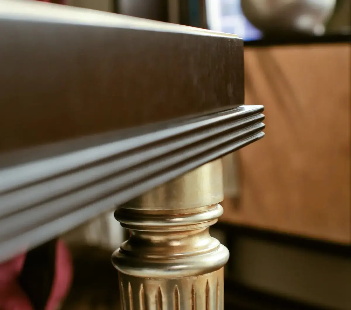 Scrivania classica di lusso collezione Flora Marzorati in legno massello intagliato per studio elegante