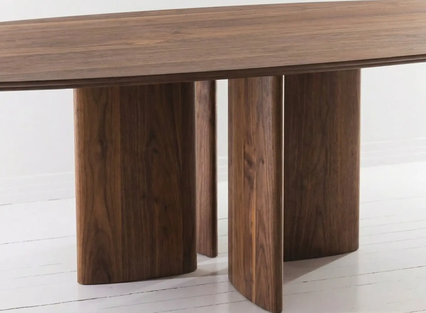 Dining table in walnut