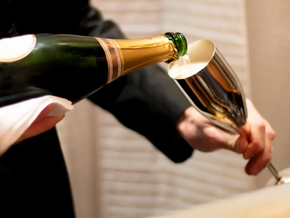 Versare lo champagne in una coppa d'argento