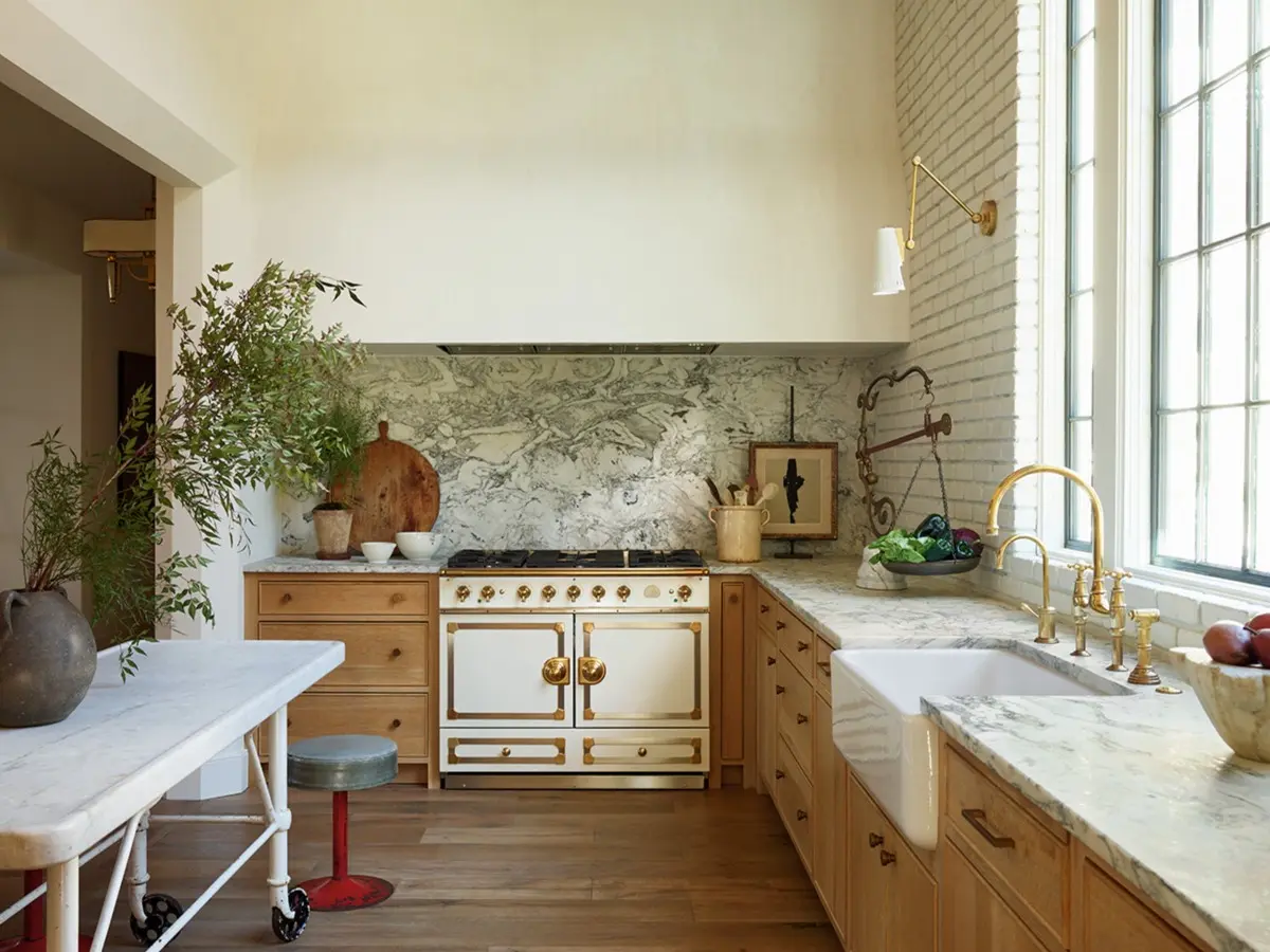 CornuFé 110 in bianco puro, finiture in ottone lucido e acciaio inox spazzolato, piano cottura a gas