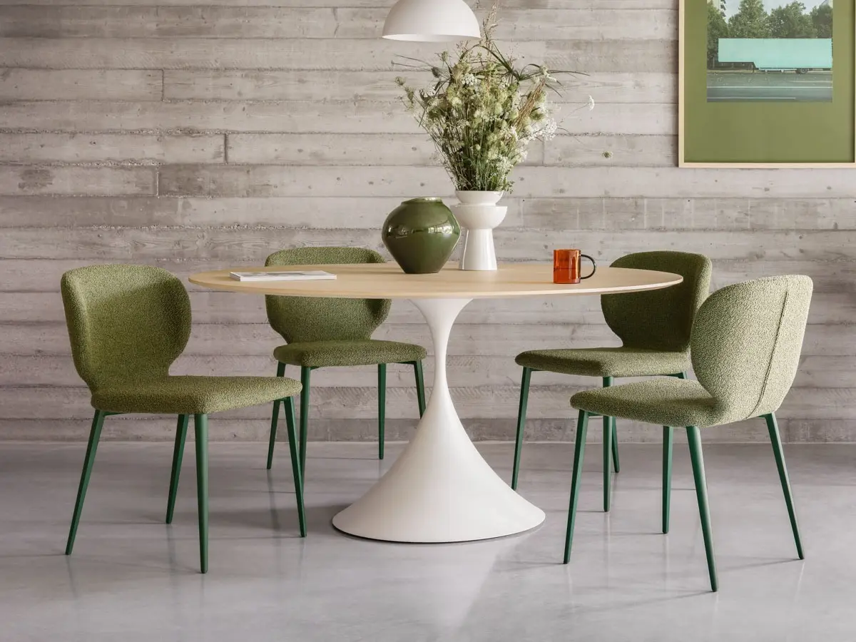 Tavolo Leo con base bianca e top in legno di Midj con sedie Wrap. 1 