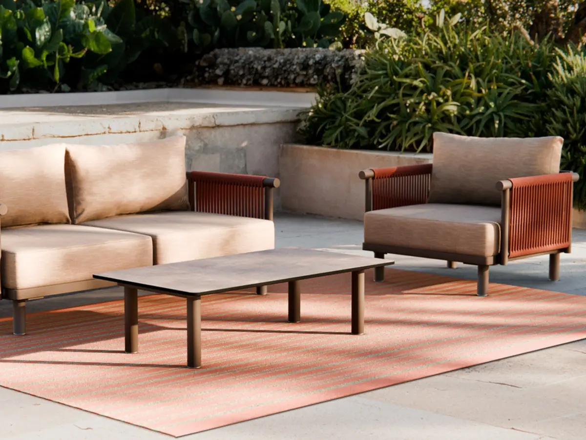 The luxurious form created by natural-looking woven ropes is complemented by ergonomic cushions with mesh fabric. 