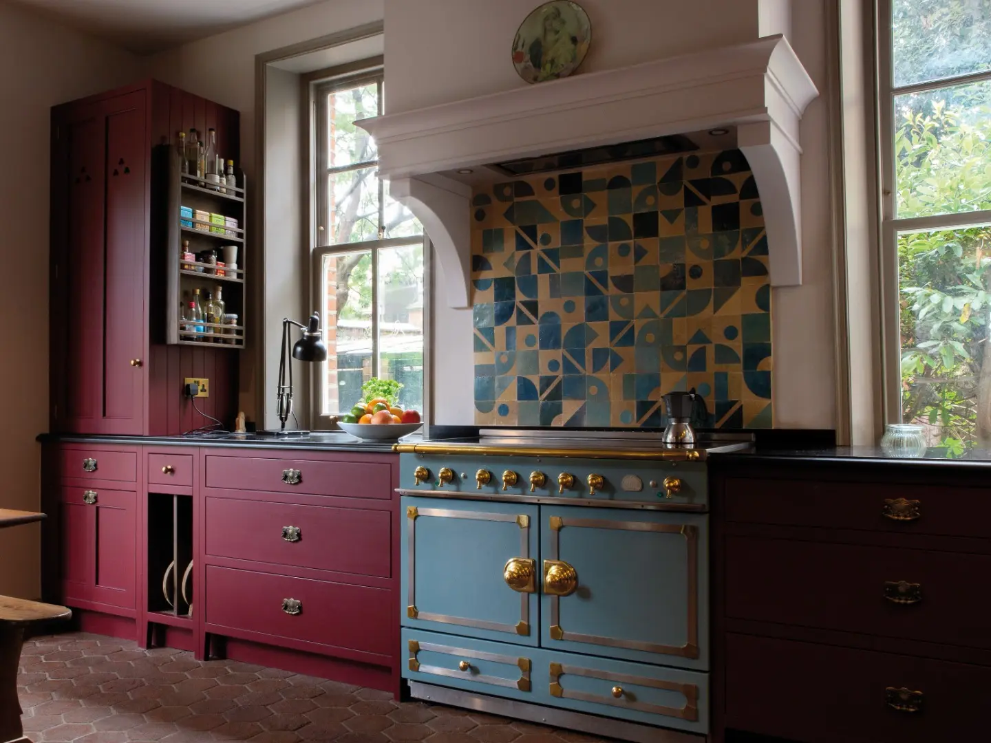 CornuFé 110 in Basilica, con finiture in acciaio inox spazzolato, dettagli e corrimano in ottone lucido