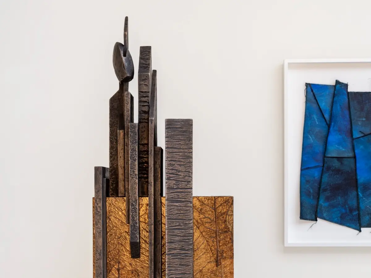 Bronze sculpture on a base finished in tobacco leaves