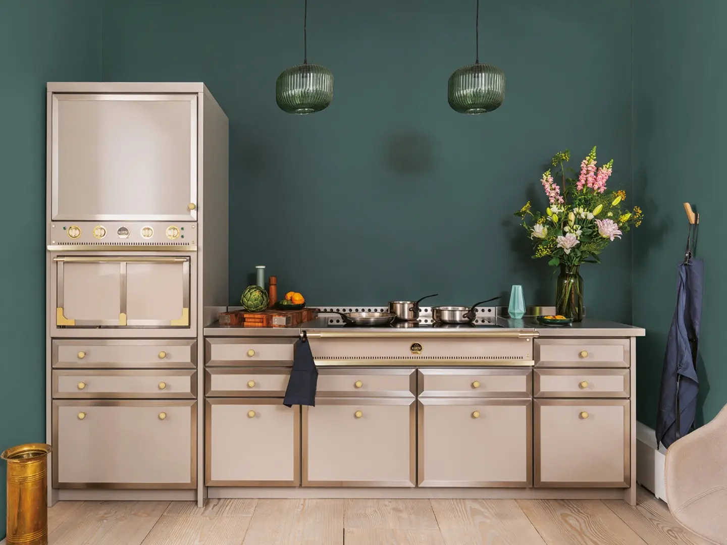 Forno da incasso Tourelle 75 in Greige, finiture in acciaio inox spazzolato, dettagli e corrimano in ottone spazzolato verniciato