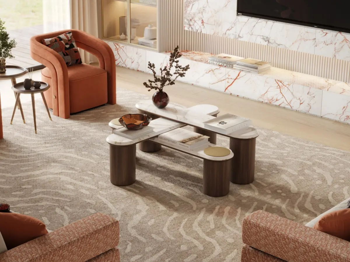 Tavolino Peggy, composto da distinti elementi ovali realizzati in noce americano, marmo bianco di Volakas e dettagli in metallo dorato.