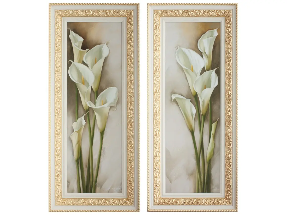 Cornice in legno massello color avorio, finemente lavorata e dorata a foglia per esaltarne i dettagli. La superficie è elegante e luminosa, con dettagli in rilievo percepibili al tatto. All'interno è raffigurata un'immagine di calle, dai contorni semplici e armoniosi, che contrastano con la ricchezza della cornice.