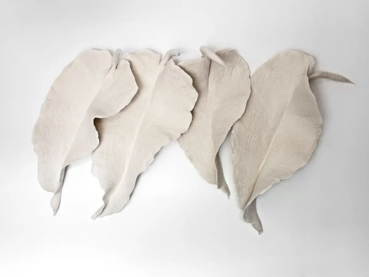Wall leaves in wool by Inês Schertel, 2022