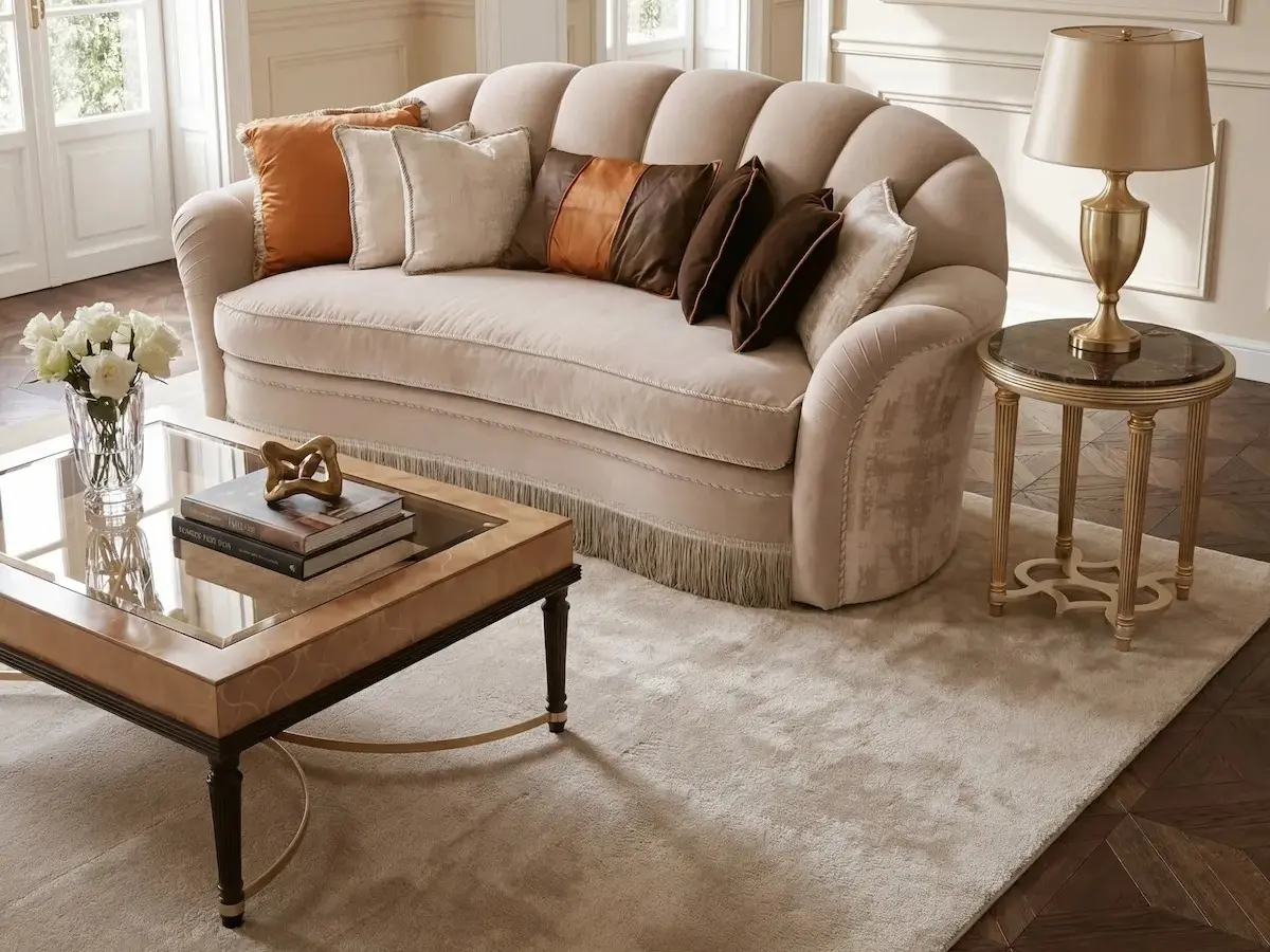 Divano 2 posti largo classico di lusso collezione Flora Marzorati in legno intagliato e tessuto pregiato.