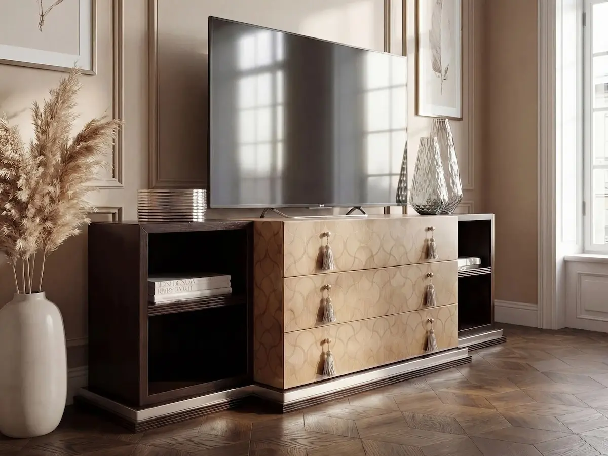 Mobile porta TV classico di lusso collezione Flora Marzorati in legno intagliato con vani a giorno.