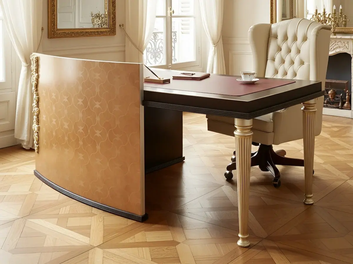 Scrivania classica di lusso collezione Flora Marzorati in legno massello intagliato per studio elegante