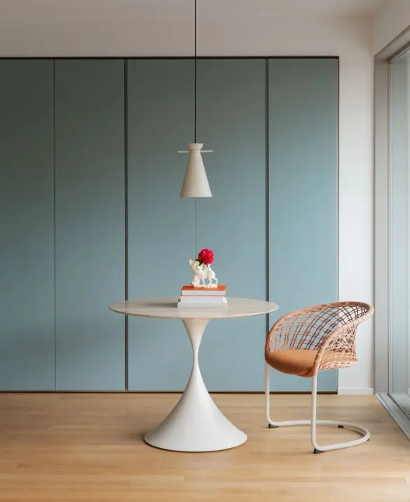 Tavolo Leo di Midj con base bianca e top in legno