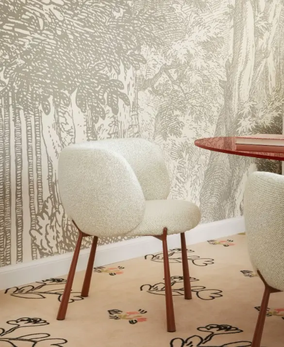 Poltroncina Mys di MIDJ in tessuto bianca con gambe in metallo rosso