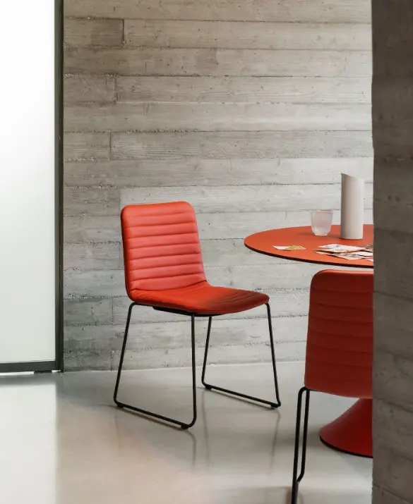 Sedia Cover.1 in similpelle rossa con base a forma di T