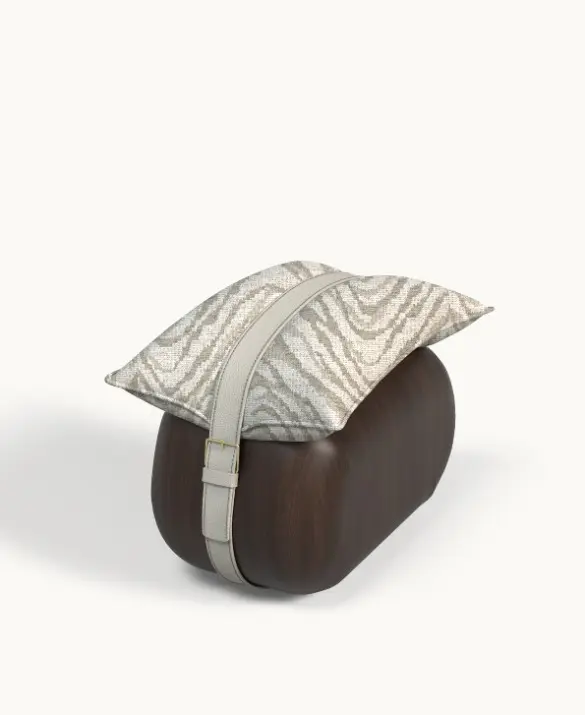 Sgabello De Berry di Muranti con solida base in legno arrotondata, seduta imbottita e dettaglio a cinturino che collega la base al cuscino, combinando comfort e raffinato design contemporaneo.