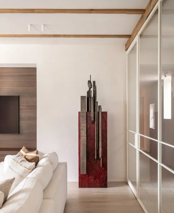 Bronze sculpture on a base finished in tobacco leaves