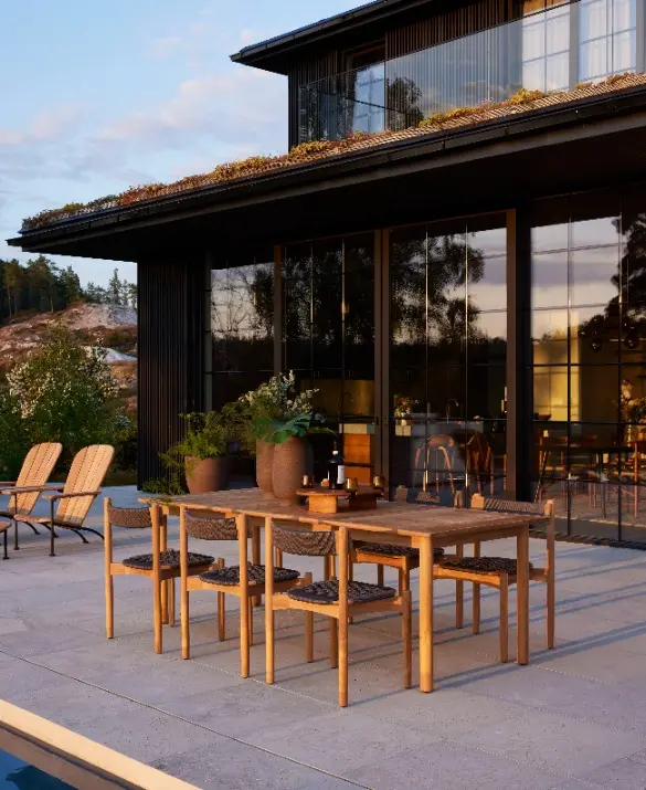 Outdoor dining set in teak