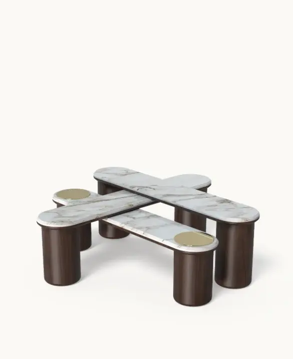 Tavolino Peggy, composto da distinti elementi ovali realizzati in noce americano, marmo bianco di Volakas e dettagli in metallo dorato.
