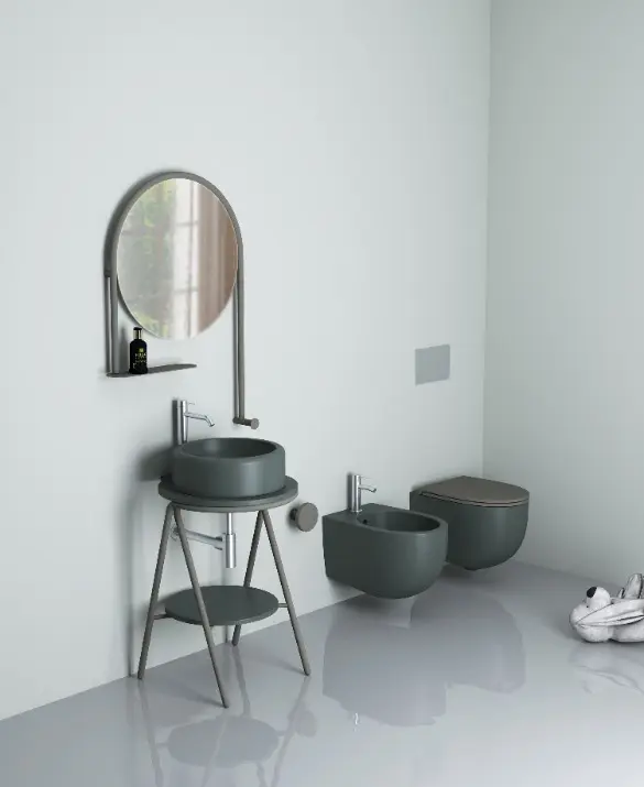 L’interno del lavabo è progettato come una vasca priva di spigoli, raccordata in ogni punto per accompagnare il naturale scorrere dell’acqua. Il bordo superiore, dolcemente modellato, restituisce una percezione tattile e visiva di morbidezza e armonia.