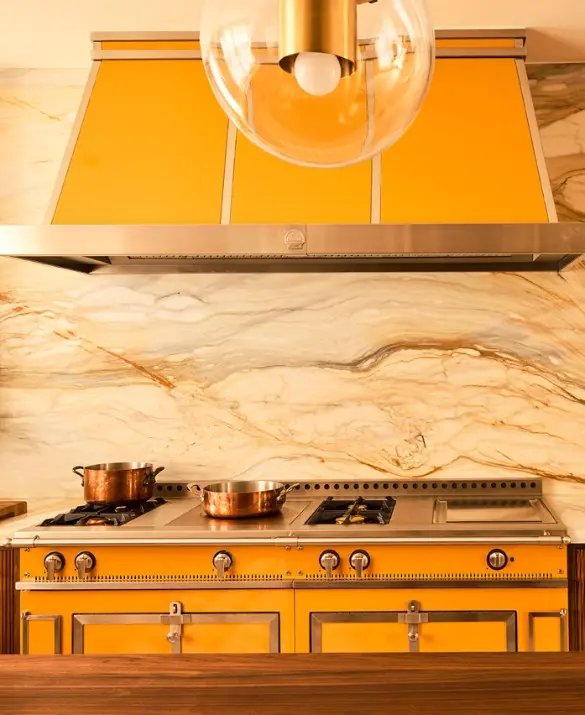 Château Grand Palais 180 e cappa in Amber, con finiture, dettagli e corrimano in ottone spazzolato